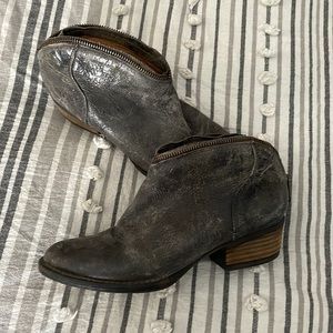 Very Volatile Distressed booties with zipper detail